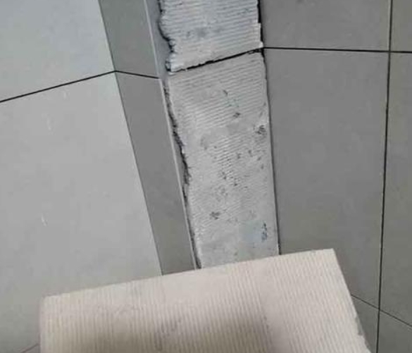 龙岩瓷砖空鼓维修公司分享下厨房瓷砖脱落的补救措施。